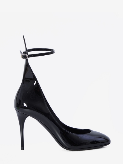 Pumps in patent leather