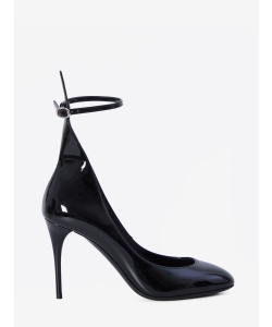 Pumps in patent leather